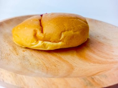 Tahta tabakta bir ekmek, beyaz arka planda izole edilmiş..