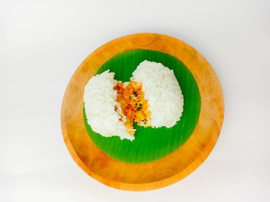 Nasi cokot, alınan ya da ısırılan, ikiye bölünmüş, ahşap bir tabakta servis edilen ve beyaz arka planda izole edilmiş pirinç anlamına gelir..