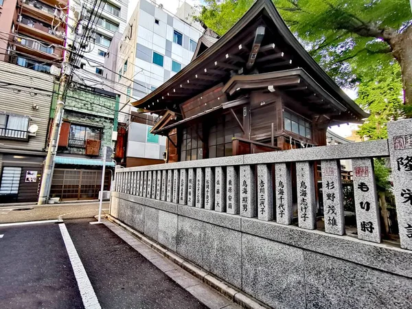 Tempelanlage in Asakusa (Tokio) - Nahaufnahme Zaun mit Schriftzeichen