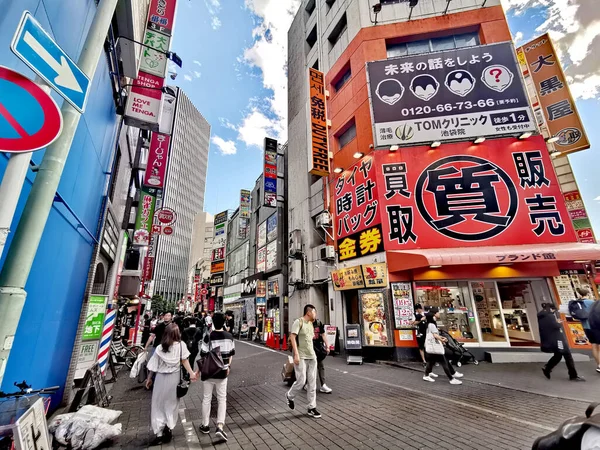 Einkaufstour in Ikebukuro (Tokio), Groaufnahme Werbeanlagen