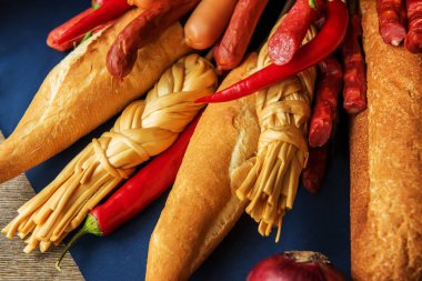 Peynir ve acı biber farklı sosis.