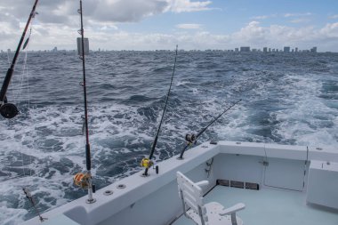  fırtınalı okyanus manzaralı Miami sahillerinde bir balıkçı teknesi. Florida Balık tutma. Amerika Birleşik Devletleri. Fırtınalı denizde nedeniyle kasten eğri ufuk çizgisi.