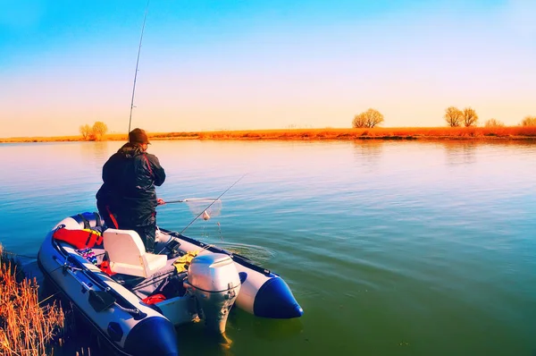 Een Man Vissen Met Een Opblaasbare Boot Rivier Een Prachtig — Stockfoto