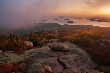 Atlantic coast Maine dağlarda yükseklikten. Acadia Milli Parkı. okyanus ve dağ manzaralı şafak. Seçici odak.