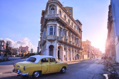 Sokak eski binalar ve retro bir araba. Havana. Küba.