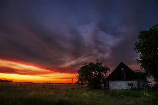 Sunset Countryside Incredibly Beautiful Sky Red Clouds Small Rural House — Stock Photo, Image