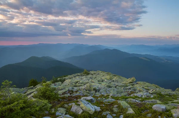 Pohled Západ Slunce Hory Dálce Temné Siluety Vrcholky Hor Obrovské — Stock fotografie