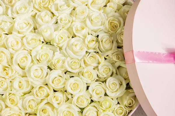 Круглая Большая Коробка Белыми Розами Завернутыми Розы — стоковое фото