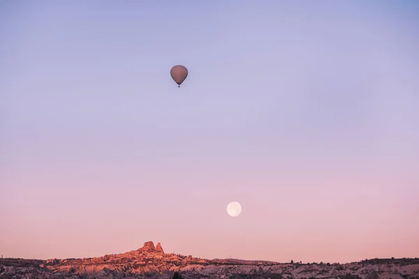 Paysage Montagne Intéressant Pleine Lune Volant Dans Ciel Ballon Tôt — Photo