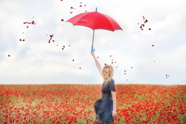 Танцующая Девушка Красным Зонтиком Красном Маковом Поле Красными Лепестками Маков — стоковое фото