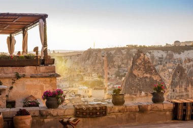Eski şehrin çatıda sabahın erken saatlerinde Teras. Türkiye. Göreme için. Cappadocia.