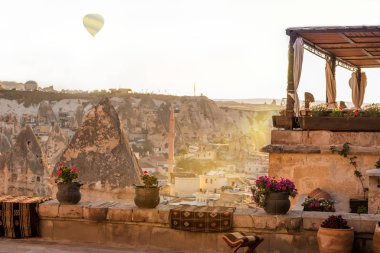 Eski şehrin çatıda sabahın erken saatlerinde Teras. Türkiye. Göreme için. Cappadocia.
