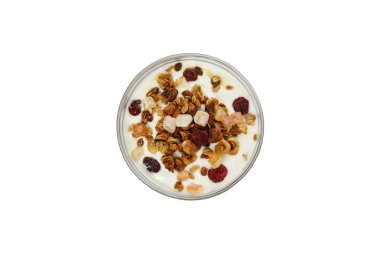 Granola fındık ve kuru meyve ile Doğal yoğurt. doğal sağlıklı gıda. Beyaz arka plan üzerinde izole. 