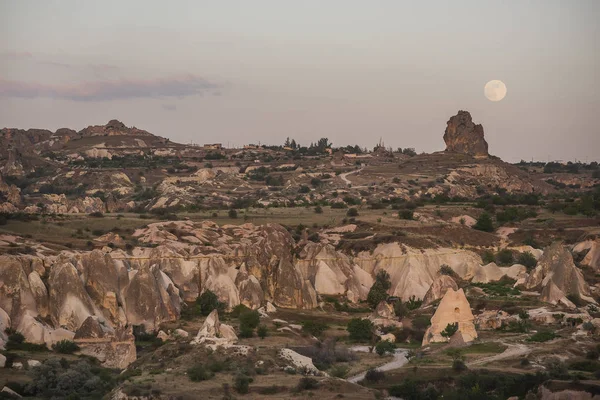 Ogromny Księżyc Pełni Nietypowe Skalistym Terenie Turcja Cappadocia — Zdjęcie stockowe