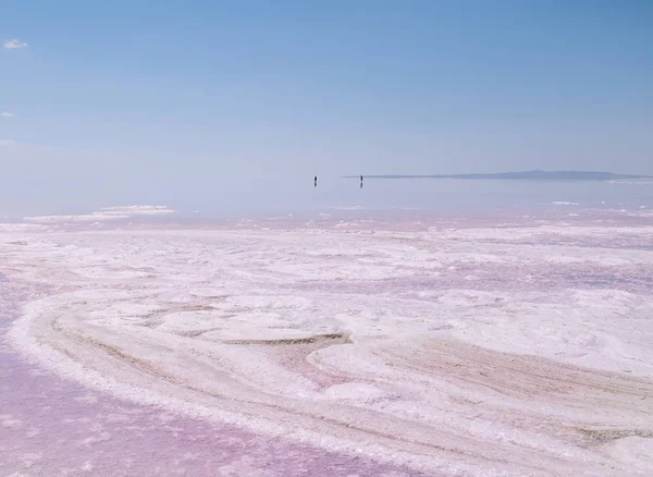 Tuzlu pembe Gölü. Tuz su, göl ayna yüzeyine çizimlerle. Türkiye.