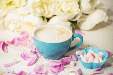 Kahve süt ve çiçekler peonies beyaz. Gevşeme atmosferini. 