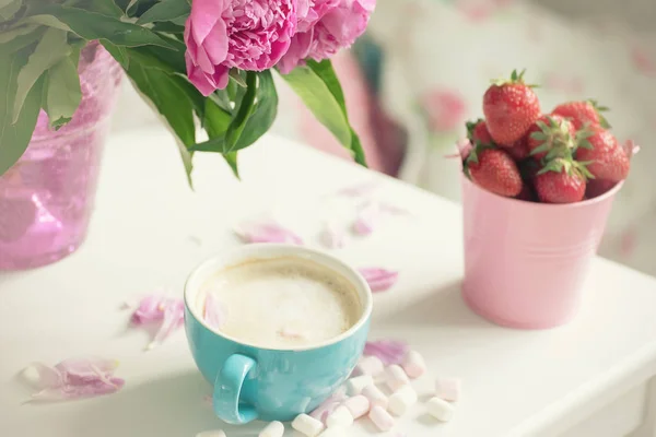 Мягкие Цветы Розовые Пионы Кофе Пушистым Белым Молоком Пены Клубники — стоковое фото