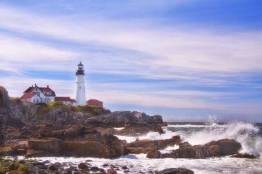 Atlantik Okyanusu kıyısında. Sahilde deniz feneri. Maine. Portland.