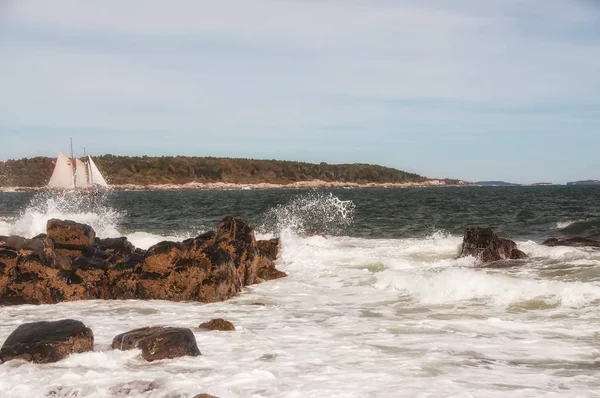 Берег Атлантического Океана Парусник Плывущий Среди Волн Мэн Портленд — стоковое фото