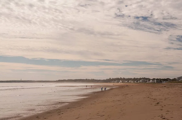Coast Atlanten Människor Promenera Längs Stranden Dimmig Morgon Diset Usa — Stockfoto