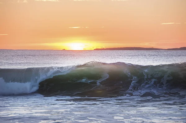 Madrugada Costa Oceano Atlântico Uma Onda Rolar Costa Sob Luz — Fotografia de Stock