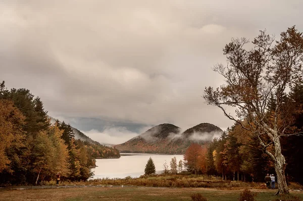 Lago Montañas Coloridos Árboles Otoñales Turistas Fotografiando Paisaje Parque Nacional — Foto de Stock