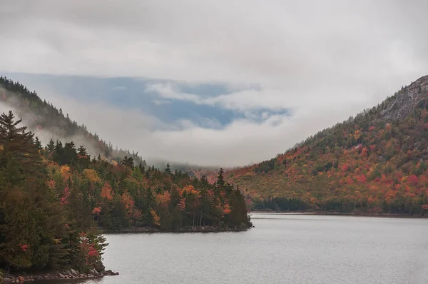 Hügelige Berge Nebel Bedeckt Mit Herbstlich Hellem Wald Ufer Des — Stockfoto
