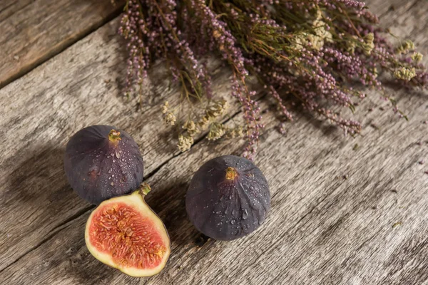 Frutos Higos Flores Brezo Sobre Viejo Fondo Madera Rugosa — Foto de Stock