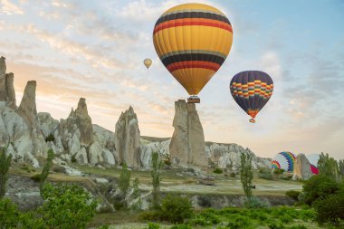 İlginç kayalık arazi ve hava havadar renkli topları bir sürü. Türkiye. Cappadocia. Göreme Milli Parkı.