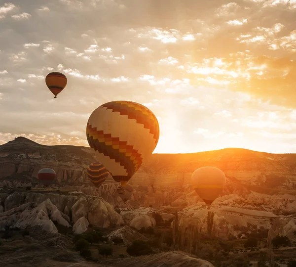 Des Ballons Sur Fond Roches Aube Énormes Boules Multicolores Lumière — Photo