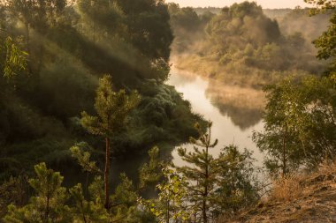 Sabahın erken saatlerinde yüksek banka sis nehre görünümünü.