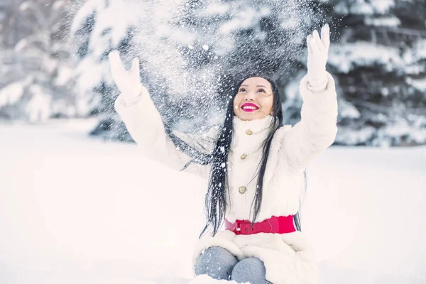 Dívka Mýtině Mezi Stromy Sněhu Vyvolá Sníh Vzduchu Legrační Zimních — Stock fotografie