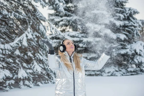 Ein Mädchen Auf Einer Waldlichtung Zwischen Bäumen Schnee Wirft Schnee — Stockfoto