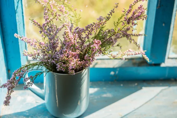 Flores Brezo Una Taza Una Vieja Ventana Madera Una Granja — Foto de Stock