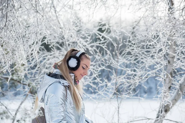 Sourire Femme Heureuse Dans Conte Fées Hiver — Photo