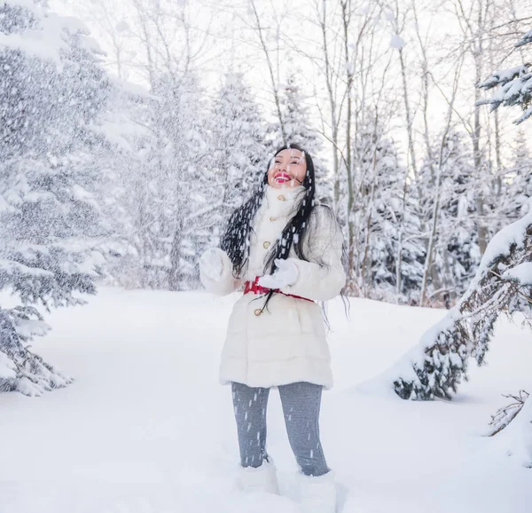 Krásná Dívka Vyvolá Sníh Mýtině Mezi Velké Stromy — Stock fotografie