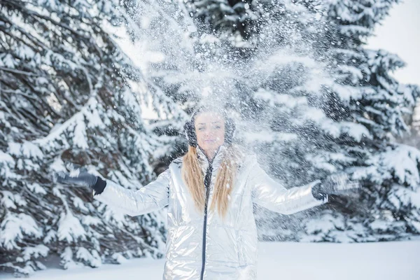 Krásná Dívka Vyvolá Sníh Mýtině Mezi Velké Stromy — Stock fotografie