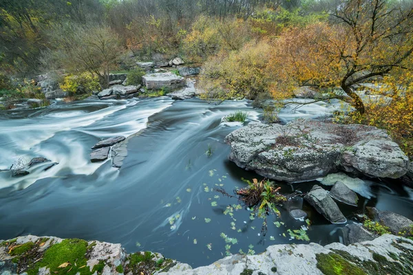 Rio Rápido Fluindo Entre Pedras Árvores Outono Vista Cima Bela — Fotografia de Stock