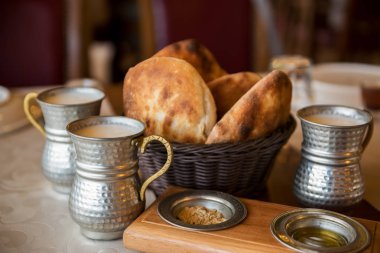 Basit ulusal yemek. Kek ve süt içmek ayran güzel bir eski tabak.