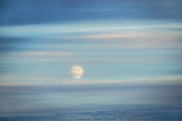 Полнолуние Небе Интересными Полосками Облаков Абстракция — стоковое фото