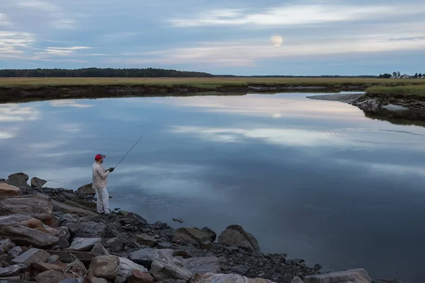 漁師は 夜の湖の魚をキャッチします メイン ポートランド 穏やかな湖の美しい日没の風景 — ストック写真