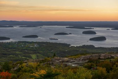 Şafak Atlantik Okyanusu Adaları ve kent ile Körfezi'ne bakan bir dağ. Amerika Birleşik Devletleri. Park Acadia. Mount Cadilac.