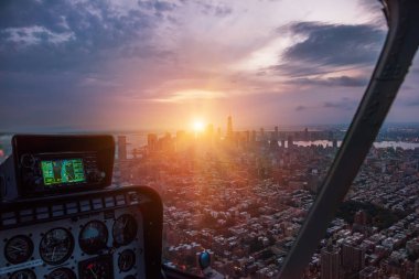 Helikopter kabin üzerinde akşam New York şehrinin hava manzara. Batan güneşin son ışınları şehrin aydınlatmak.