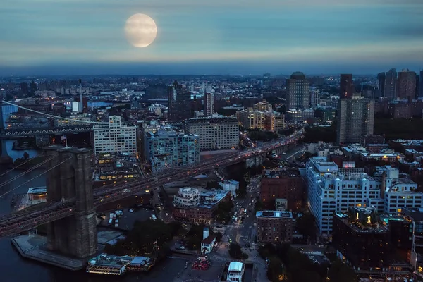 夜の街の高台からの眺め 都市ニューヨークの夜の街に巨大な満月 — ストック写真