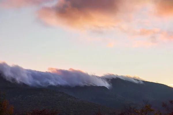 Gipfel Grüner Berge Rosa Wolken Bei Sonnenuntergang White Mountain Nationalpark — Stockfoto