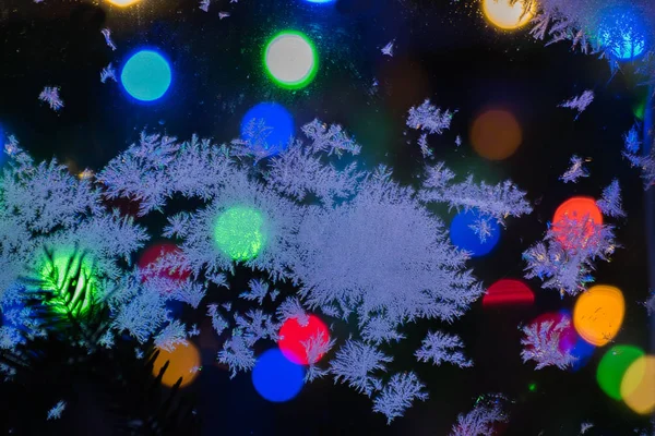 Árbol Entrelazado Con Luces Azules Guirnaldas Pelotas Juguetes Sobre Fondo —  Fotos de Stock