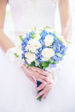 El ile bir hassas düğün buketi Gelin. Yumuşak seçici odak.