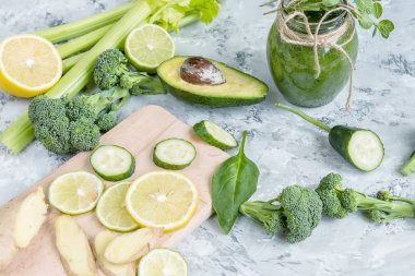 Doğal içki smoothies gelen yeşil sebze. Çeşitli yeşil sebze ve otlar, zencefil ve limon.
