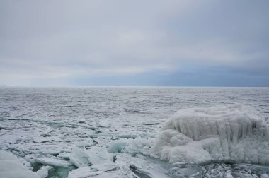 Dondurulmuş deniz buz kaplı ve buz blokları. Kış deniz. Karadeniz.