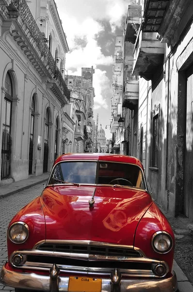 Eski Havana Caddesi'nin Retro araba kırmızı ve siyah-beyaz fotoğraf. Küba. sanatsal fotoğraf.